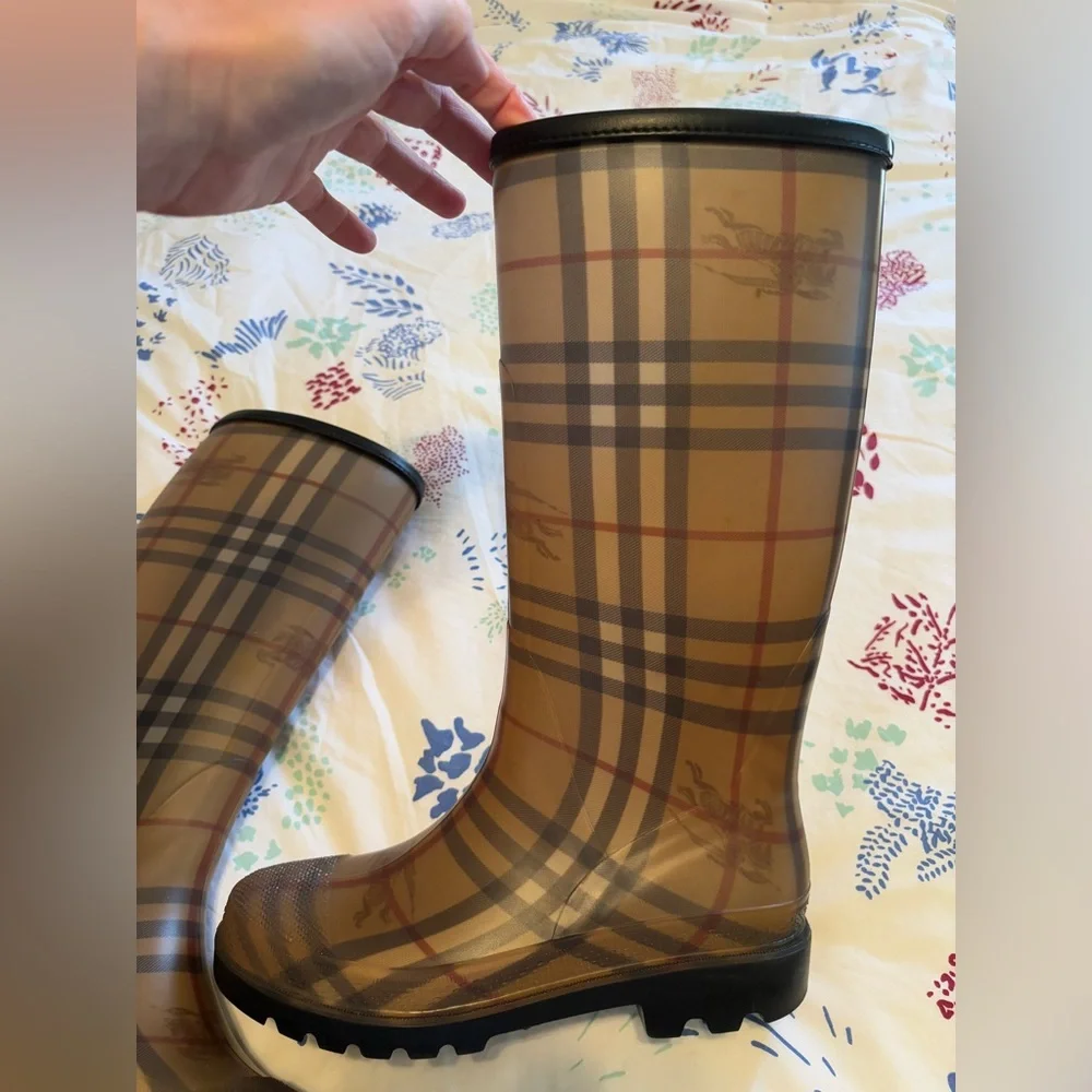 Burberry Haymarket Check Pattern Rubber Rain Boots! - Picture 5 of 12